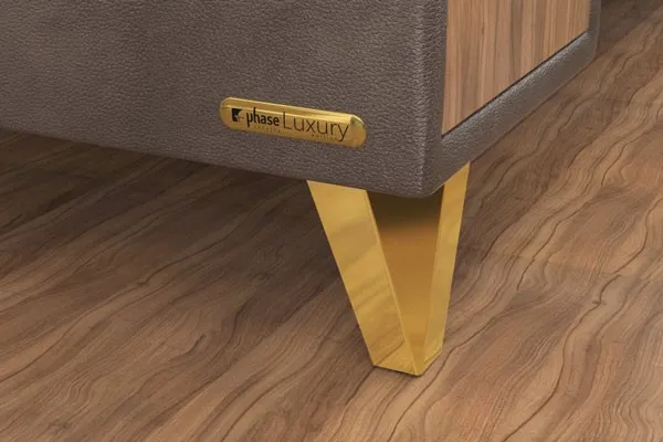 Luxusní sedačky s nohama pozlacenými 24-karátovým zlatem