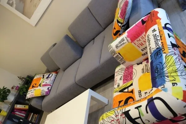 Premeniť obývačku pomôžu aj vankúšiky na sedačke
