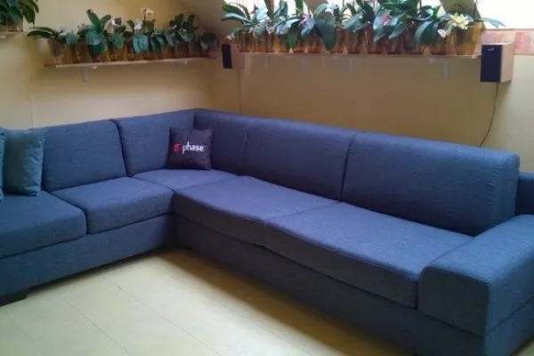 Modrá je dobrá - a oživí Vám obývačku