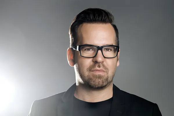 Záleží nám na stylu. Také proto jsme zahájili spolupráci se známým módním tvůrcem. Je jím Fero Mikloško.