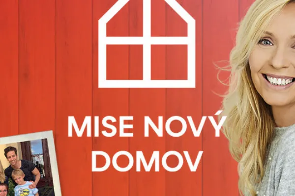 Rodina z úvodního dílu MISE NOVÝ DOMOV tráví společné chvilky na sedačce MATERA.