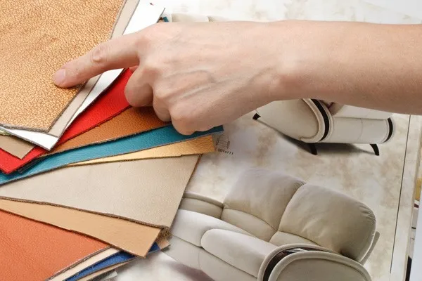 Zvoliť skôr látkovú alebo koženú sedačku?